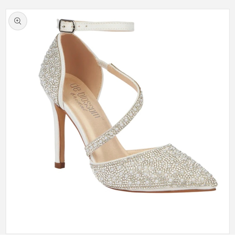 De Blossom Women’s Bridal Pointed Toe Mid Heels. NWT